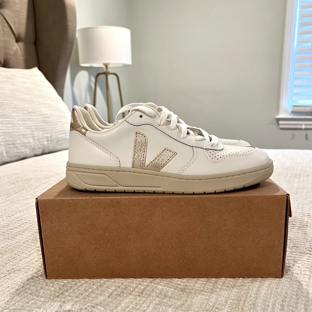 VEJA V-10 gold bicolor low-top sneaker